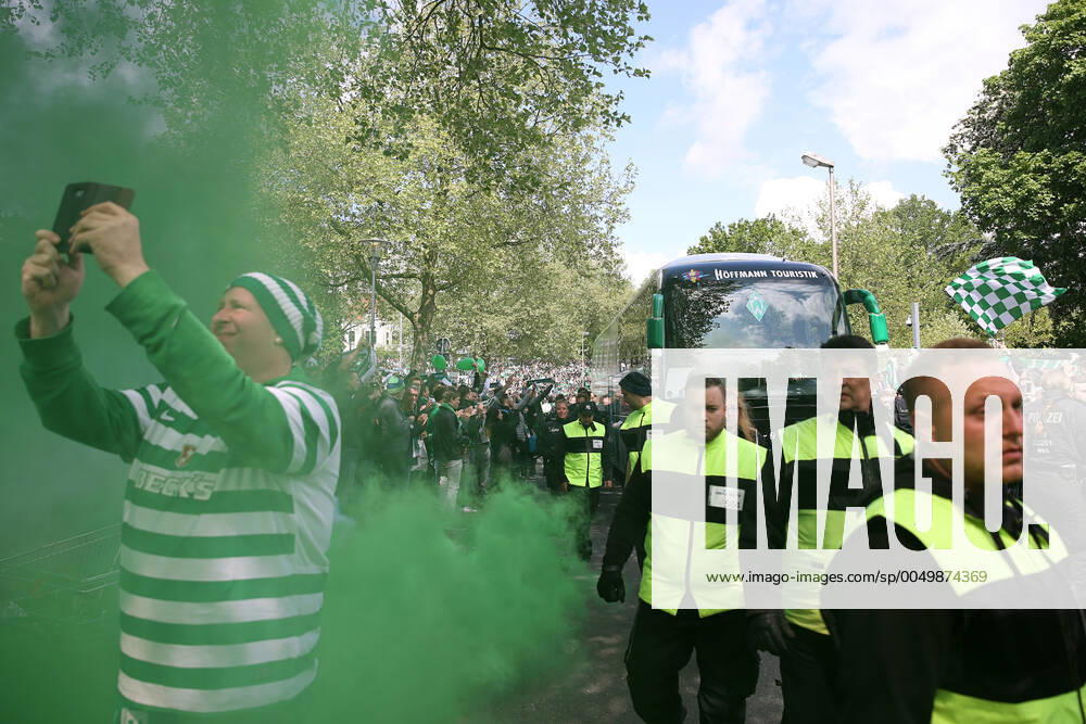 Bremen, Deutschland 14. Mai 2016: 1. BL - 15 16 - SV Werder Bremen vs. Eintracht Frankfurt Der Mannschaftsbus von Werder Bremen auf dem Weg ins Stadion. Feuer Rauch Bengali Bengalis bengalisches Feuer zünden Feuerwerk Rauchbombe Feature Symbol Symbolfoto charakteristisch Detail quer, querformat 1. BL - 15 16 - SV Werder Bremen vs. Eintracht Frankfurt