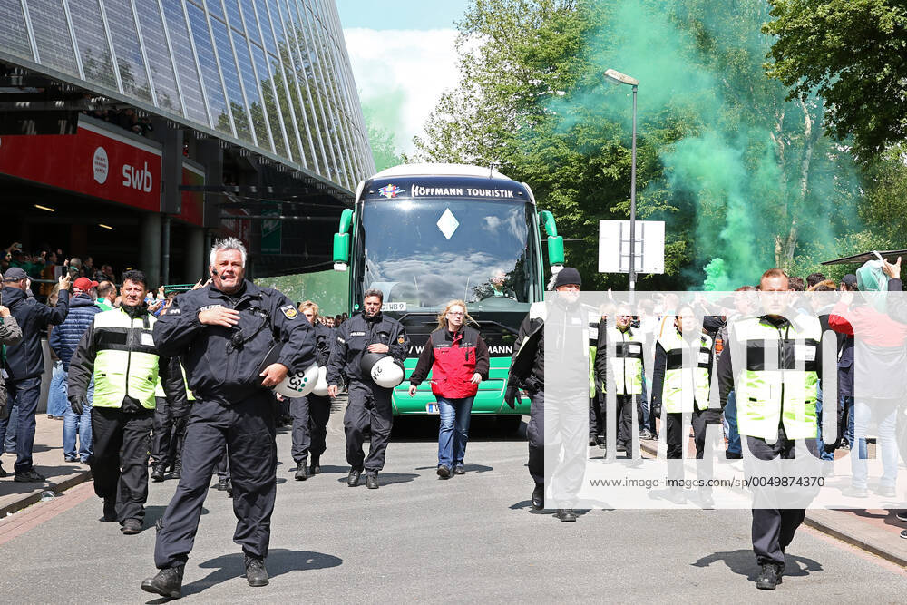 Bremen, Deutschland 14. Mai 2016: 1. BL - 15 16 - SV Werder Bremen vs. Eintracht Frankfurt Der Mannschaftsbus von Werder Bremen auf dem Weg ins Stadion. Feuer Rauch Bengali Bengalis bengalisches Feuer zünden Feuerwerk Rauchbombe Feature Symbol Symbolfoto charakteristisch Detail quer, querformat 1. BL - 15 16 - SV Werder Bremen vs. Eintracht Frankfurt
