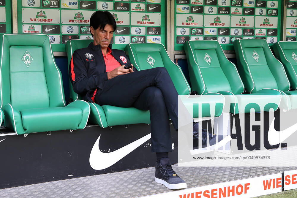 Bremen, Deutschland 14. Mai 2016: 1. BL - 15 16 - SV Werder Bremen vs. Eintracht Frankfurt Sportdirektor Bruno Hübner Huebner (Eintracht Frankfurt) sitzt vor der Partie auf der Trainerbank. nachdenklich grübelnd gruebelnd Aktion . Einzelbild . quer, querformat 1. BL - 15 16 - SV Werder Bremen vs. Eintracht Frankfurt