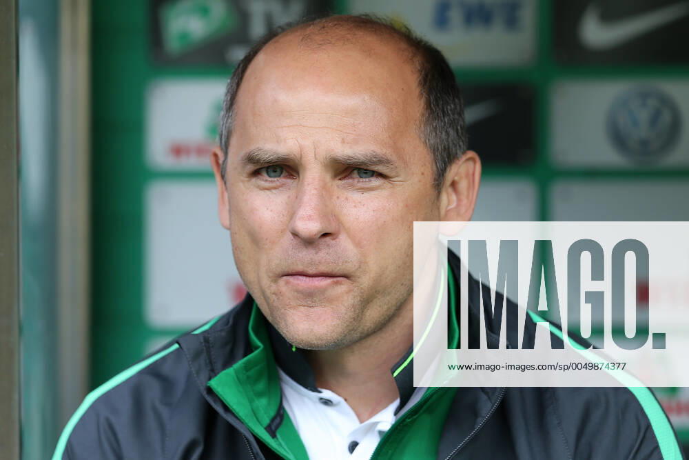 Bremen, Deutschland 14. Mai 2016: 1. BL - 15 16 - SV Werder Bremen vs. Eintracht Frankfurt Trainer Viktor Skripnik (SV Werder Bremen) Mimik starker Gesichtsausdruck Emotion . nachdenklich grübelnd gruebelnd vor dem Anpfiff. Aktion . Einzelbild . quer, querformat 1. BL - 15 16 - SV Werder Bremen vs. Eintracht Frankfurt