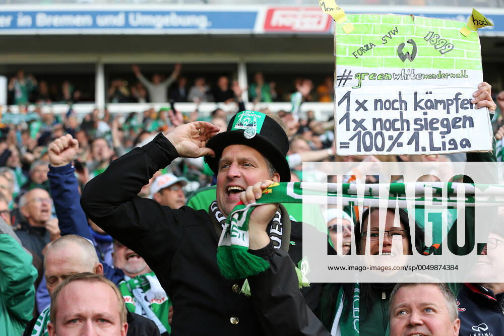Bremen, Deutschland 14. Mai 2016: 1. BL - 15 16 - SV Werder Bremen vs. Eintracht Frankfurt Jubelnde Bremer Fans nach der Partie. Feature Symbol Symbolfoto charakteristisch Detail Fankurve Fans Fanblock quer, querformat 1. BL - 15 16 - SV Werder Bremen vs. Eintracht Frankfurt