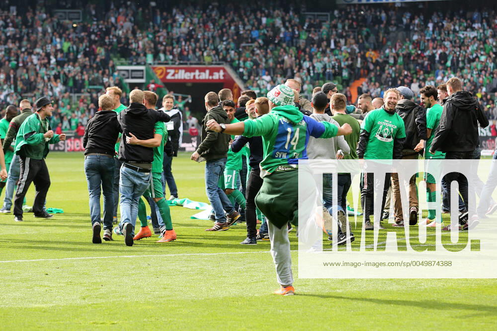 Bremen, Deutschland 14. Mai 2016: 1. BL - 15 16 - SV Werder Bremen vs. Eintracht Frankfurt Bremer Schlussjubel Schlußjubel Emotion Freude Jubel Freude Emotion Torjubel Torschuetze Torschütze . Platzsturm der Fans. Feature Symbol Symbolfoto charakteristisch Detail quer, querformat 1. BL - 15 16 - SV Werder Bremen vs. Eintracht Frankfurt