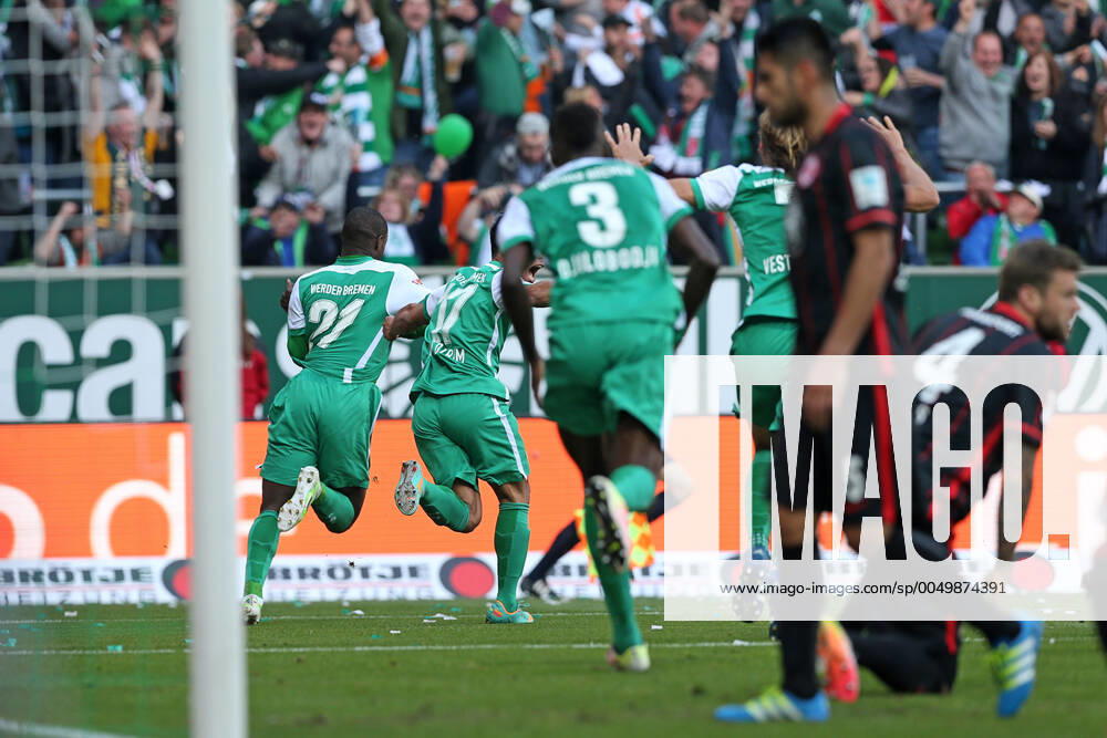 Bremen, Deutschland 14. Mai 2016: 1. BL - 15 16 - SV Werder Bremen vs. Eintracht Frankfurt Jubel der Bremer Spieler nach dem 1:0 durch Anthony Ujah (SV Werder Bremen, 21). Jubel Freude Emotion Torjubel Torschuetze Torschütze . quer, querformat 1. BL - 15 16 - SV Werder Bremen vs. Eintracht Frankfurt