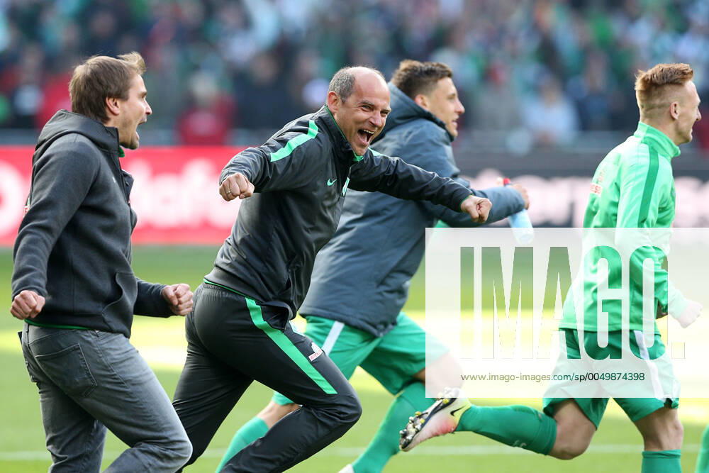 Bremen, Deutschland 14. Mai 2016: 1. BL - 15 16 - SV Werder Bremen vs. Eintracht Frankfurt Trainer Viktor Skripnik (SV Werder Bremen) jubelt nach dem Schlusspfiff. Schlussjubel Schlußjubel Emotion Freude quer, querformat 1. BL - 15 16 - SV Werder Bremen vs. Eintracht Frankfurt
