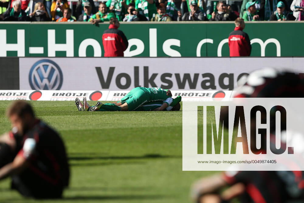 Bremen, Deutschland 14. Mai 2016: 1. BL - 15 16 - SV Werder Bremen vs. Eintracht Frankfurt Bremer Schlussjubel Schlußjubel Emotion Freude im Hintergrund, unzufrieden enttäuscht enttaeuscht niedergeschlagen frustriert, Frankfurter Spieler im Vordergrund. quer, querformat 1. BL - 15 16 - SV Werder Bremen vs. Eintracht Frankfurt