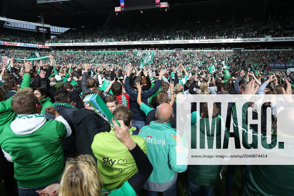 Bremen, Deutschland 14. Mai 2016: 1. BL - 15 16 - SV Werder Bremen vs. Eintracht Frankfurt Nach dem vermiedenen Abstieg stuermen die Fans den Rasen und feiern. Feature Symbol Symbolfoto charakteristisch Detail quer, querformat 1. BL - 15 16 - SV Werder Bremen vs. Eintracht Frankfurt