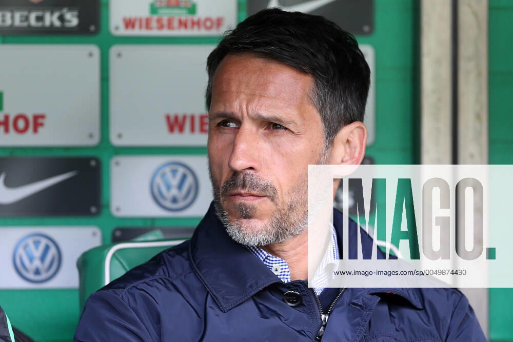 Bremen, Deutschland 14. Mai 2016: 1. BL - 15 16 - SV Werder Bremen vs. Eintracht Frankfurt Manager Thomas Eichin (SV Werder Bremen) ist sichtlich nachdenklich grübelnd gruebelnd angespannt vor der Partie. Aktion . Einzelbild . quer, querformat 1. BL - 15 16 - SV Werder Bremen vs. Eintracht Frankfurt