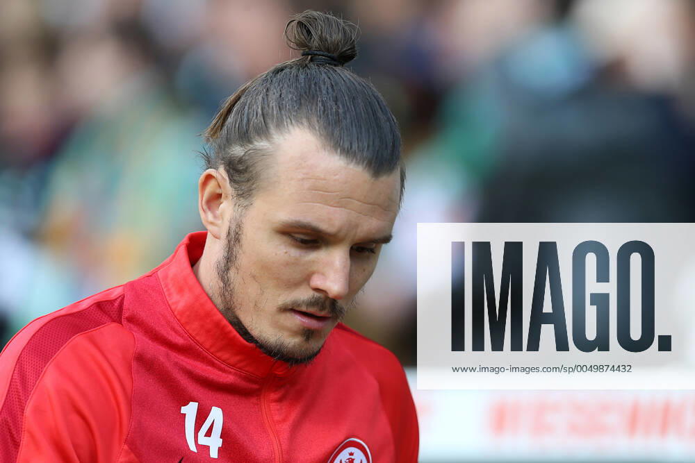 Bremen, Deutschland 14. Mai 2016: 1. BL - 15 16 - SV Werder Bremen vs. Eintracht Frankfurt Alexander Meier (Eintracht Frankfurt, 14) ist sichtlich nachdenklich grübelnd gruebelnd vor der Partie. Aktion . Einzelbild . quer, querformat 1. BL - 15 16 - SV Werder Bremen vs. Eintracht Frankfurt