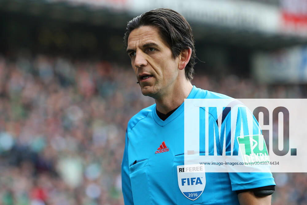Bremen, Deutschland 14. Mai 2016: 1. BL - 15 16 - SV Werder Bremen vs. Eintracht Frankfurt Schiedsrichter Deniz Aytekin Aktion . Einzelbild . quer, querformat 1. BL - 15 16 - SV Werder Bremen vs. Eintracht Frankfurt