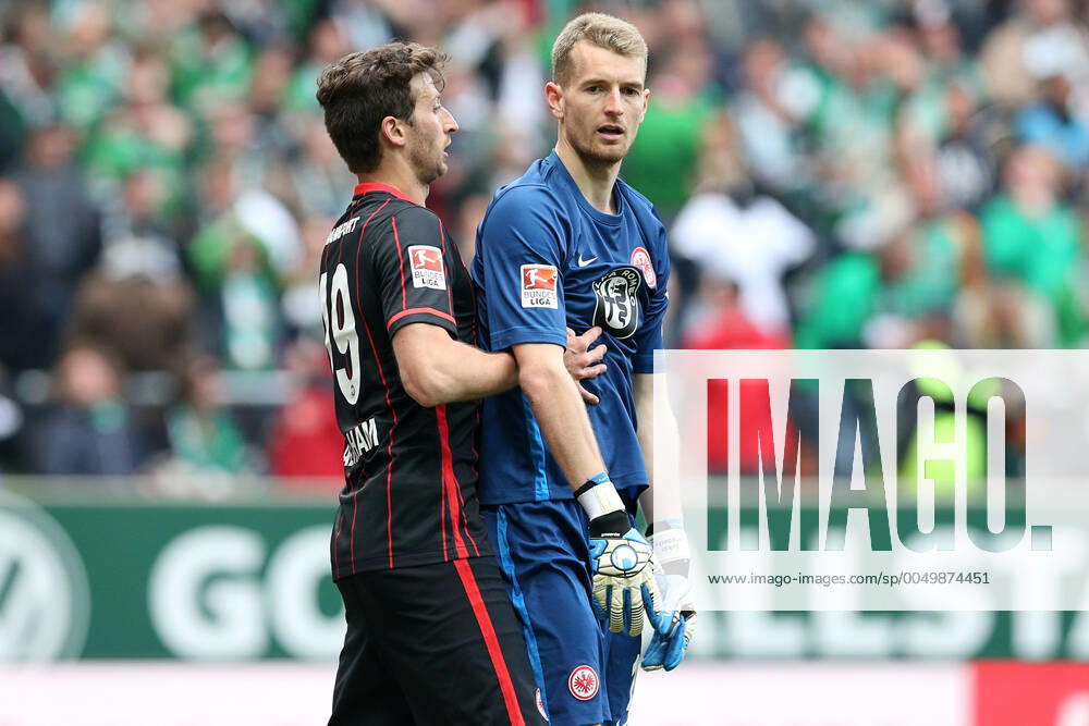 Bremen, Deutschland 14. Mai 2016: 1. BL - 15 16 - SV Werder Bremen vs. Eintracht Frankfurt v.li. David Abraham (Eintracht Frankfurt, 19) troestet Torhueter Lukas Hradecky (Eintracht Frankfurt, 1). quer, querformat 1. BL - 15 16 - SV Werder Bremen vs. Eintracht Frankfurt