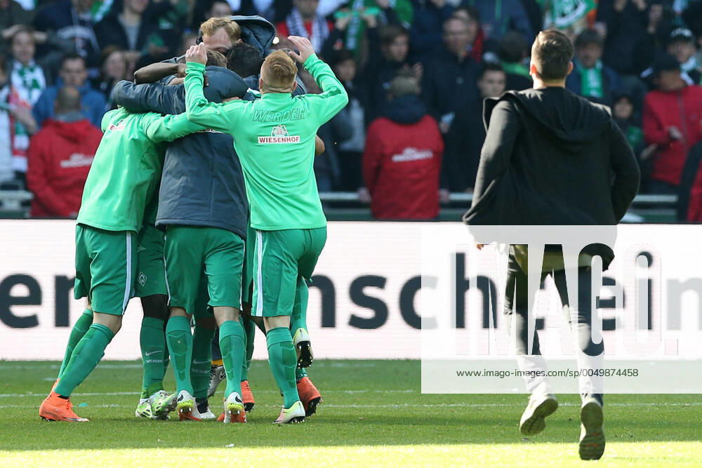 Bremen, Deutschland 14. Mai 2016: 1. BL - 15 16 - SV Werder Bremen vs. Eintracht Frankfurt Bremer Schlussjubel Schlußjubel Emotion Freude . Torhueter Lukas Hradecky (Eintracht Frankfurt, 1) ist sichtlich unzufrieden enttäuscht enttaeuscht niedergeschlagen frustriert, quer, querformat 1. BL - 15 16 - SV Werder Bremen vs. Eintracht Frankfurt