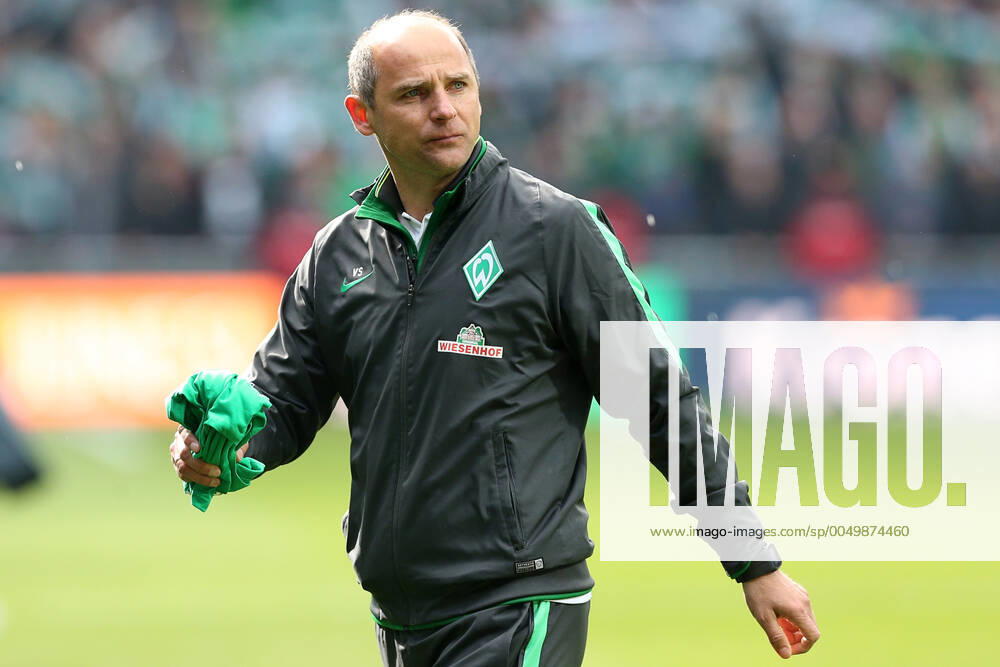 Bremen, Deutschland 14. Mai 2016: 1. BL - 15 16 - SV Werder Bremen vs. Eintracht Frankfurt Trainer Viktor Skripnik (SV Werder Bremen) ist sichtlich erleichtert nach dem Schlusspfiff. Aktion . Einzelbild . quer, querformat 1. BL - 15 16 - SV Werder Bremen vs. Eintracht Frankfurt