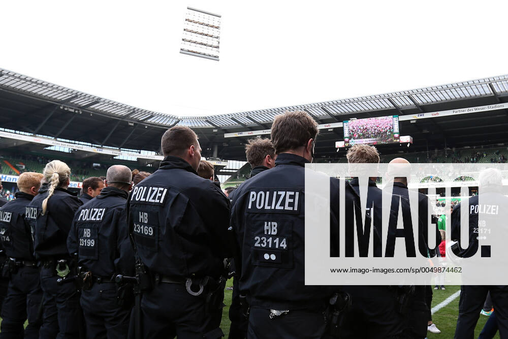 Bremen, Deutschland 14. Mai 2016: 1. BL - 15 16 - SV Werder Bremen vs. Eintracht Frankfurt Der Rasen des Weserstadions wird nicht nur von Ordnern, sondern auch von einer Hundertschaft der Polizei gesichert. Feature Symbol Symbolfoto charakteristisch Detail quer, querformat 1. BL - 15 16 - SV Werder Bremen vs. Eintracht Frankfurt