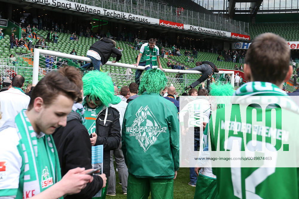 Bremen, Deutschland 14. Mai 2016: 1. BL - 15 16 - SV Werder Bremen vs. Eintracht Frankfurt Bremer Fans feiern nach dem Schlusspfiff, auch auf der Torstange. Feature Symbol Symbolfoto charakteristisch Detail quer, querformat 1. BL - 15 16 - SV Werder Bremen vs. Eintracht Frankfurt