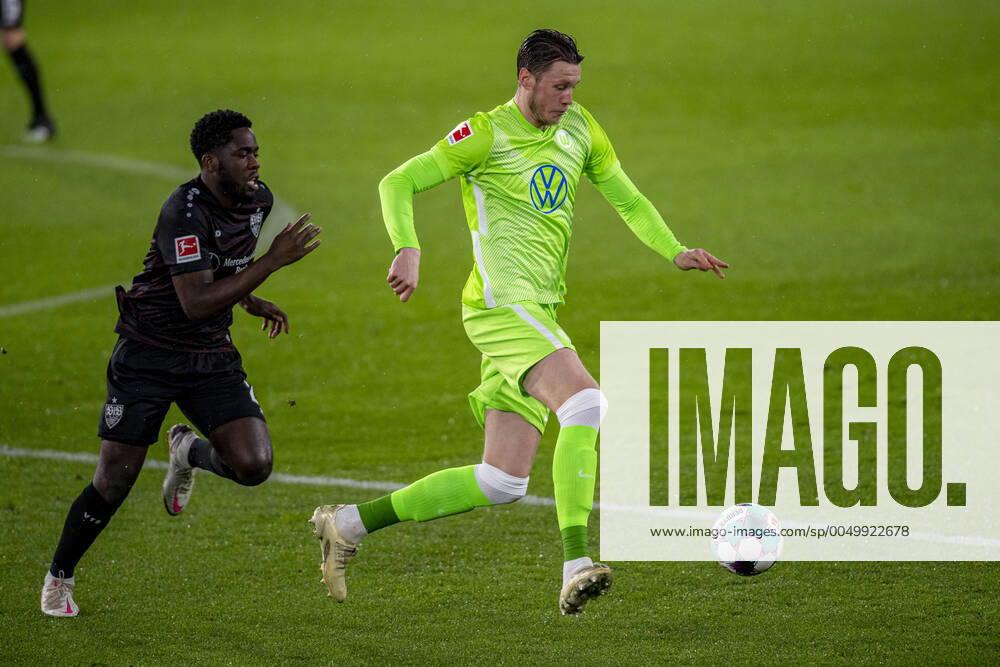 Fußball: 1. Bundesliga, Saison 2020 2021, 13. Spieltag, VfL Wolfsburg gegen VfB Stuttgart am 20.12.2020 in der Volkswagen Arena in Wolfsburg. Stuttgarts Orel Mangala (l.) und Wolfsburgs Wout Weghorst kämpfen um den Ball. DFL REGULATIONS PROHIBIT ANY USE OF PHOTOGRAPHS AS IMAGE SEQUENCES AND OR QUASI-VIDEO.