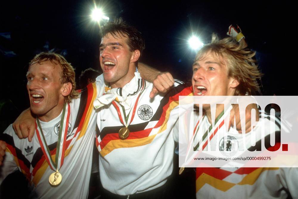 V. li.: Andreas Brehme, Thomas Berthold und Jürgen Klinsmann - Weltmeister Deutschland Fußball WM Herren Weltmeisterschaft 1990, Länderspiel, Finale, Endspiel Gruppe Olympiastadion Rom Glück, Freude, Begeisterung,