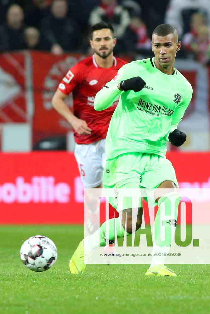 Mainz, Deutschland 09. Dezember 2018: 1. BL - 18 19 - FSV Mainz 05 vs. Hannover 96 Walace (Hannover), Aktion . Einzelbild .Êmit Ball, hoch, hochformat DFL regulations prohibit any use of photographs as image sequences and or quasi-video 1. BL - 18 19 - FSV Mainz 05 vs. Hannover 96