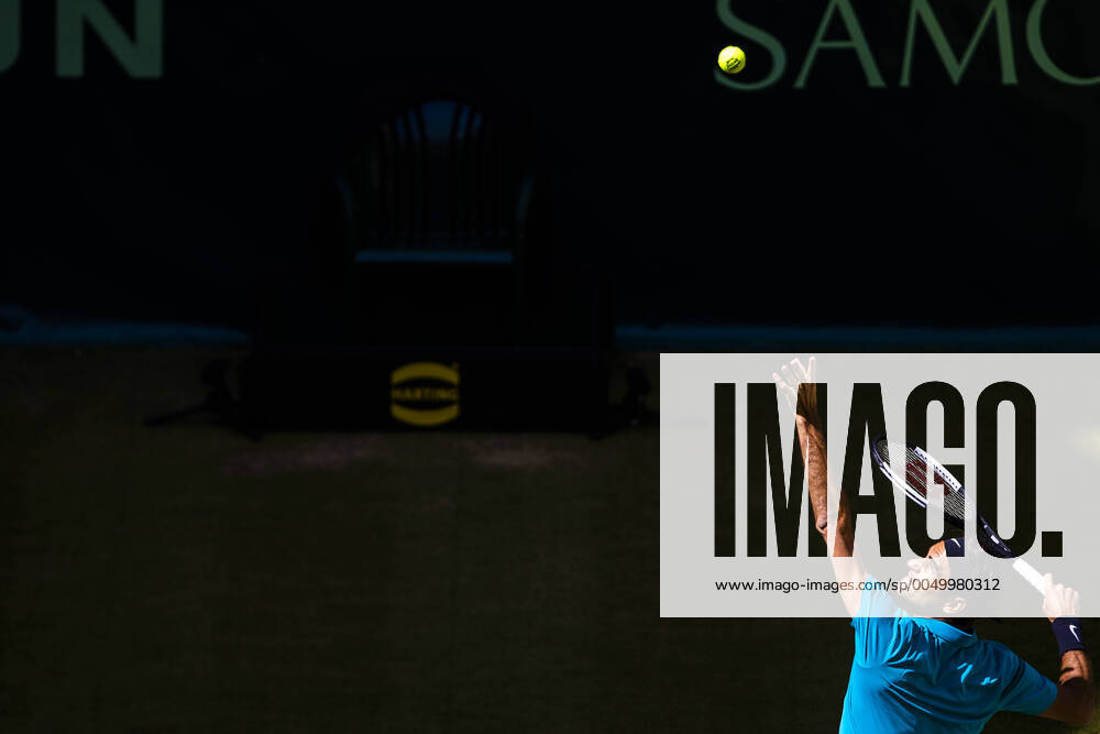Halle, Deutschland 16.- 24. Juni 2018: Gerry Weber Open - 2018 Roger Federer (SUI) vs Benoit Paire (FRA) Roger Federer (Schweiz) Aktion . Einzelbild . mit Ball Mimik starker Gesichtsausdruck Emotion. Gerry Weber Open - 2018