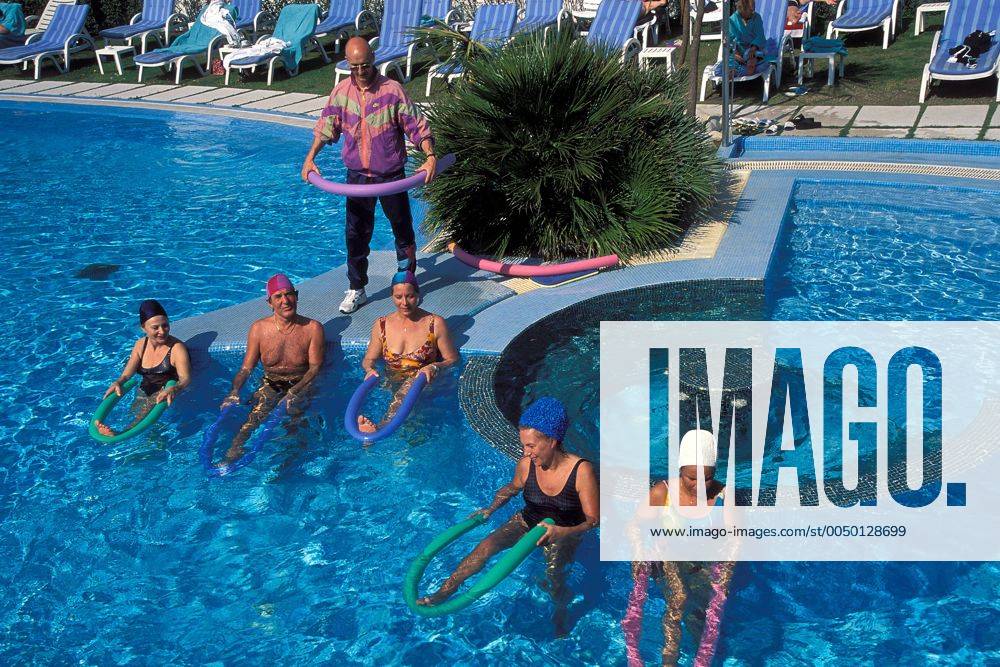 Kurgäste mit Animateur im Swimmingpool in einer Hotelanlage in Abano Terme