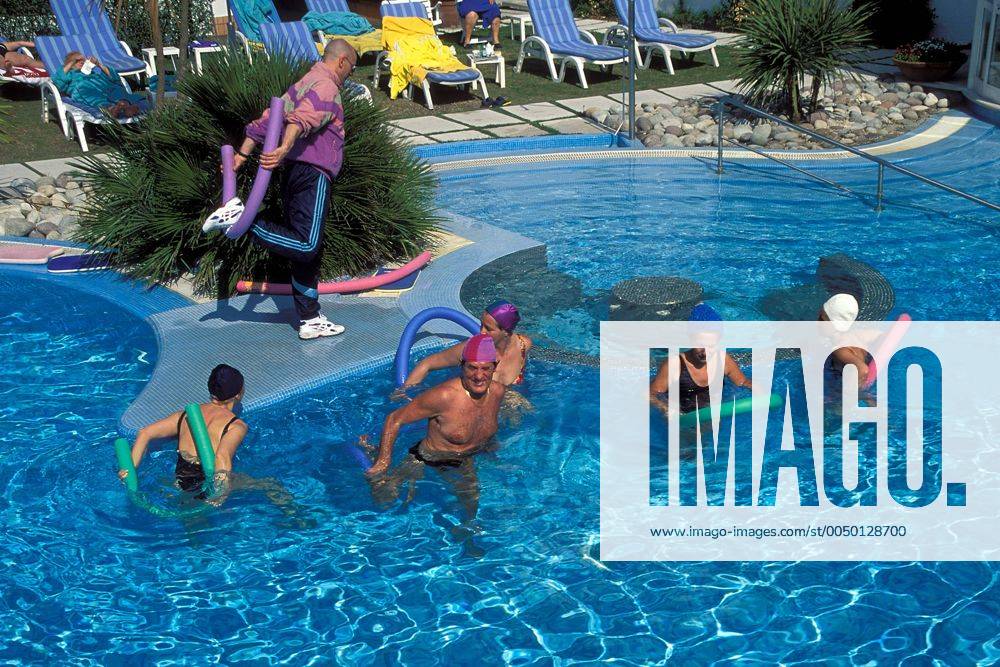 Kurgäste mit Animateur im Swimmingpool in einer Hotelanlage in Abano Terme