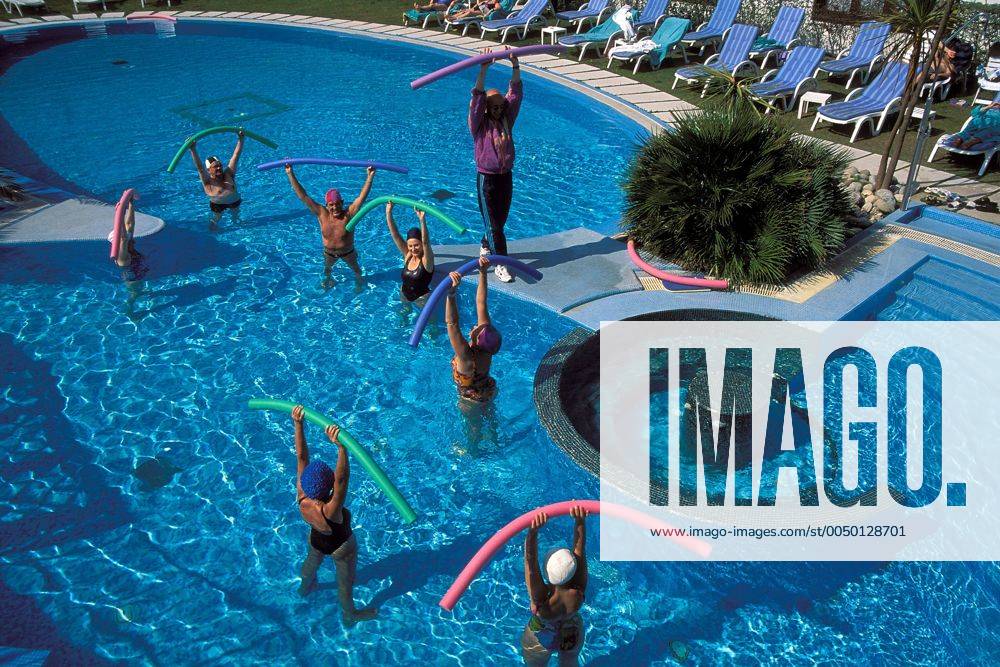 Kurgäste mit Animateur im Swimmingpool in einer Hotelanlage in Abano Terme