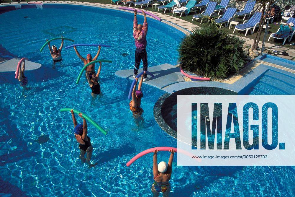Kurgäste mit Animateur im Swimmingpool in einer Hotelanlage in Abano Terme