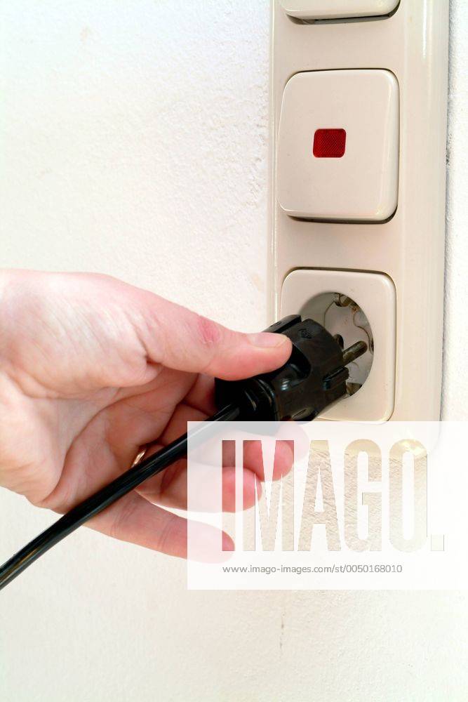 Stecker wird aus einer Steckdose gezogen