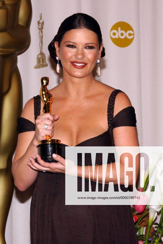 OSCARS: Beste Nebendarstellerin, Preisträgerinnen 2001-2010 Schauspielerin Catherine Zeta-Jones (GBR) mit ihrem Oscar für die beste Nebenrolle anlässlich der 75. Oscarverleihung