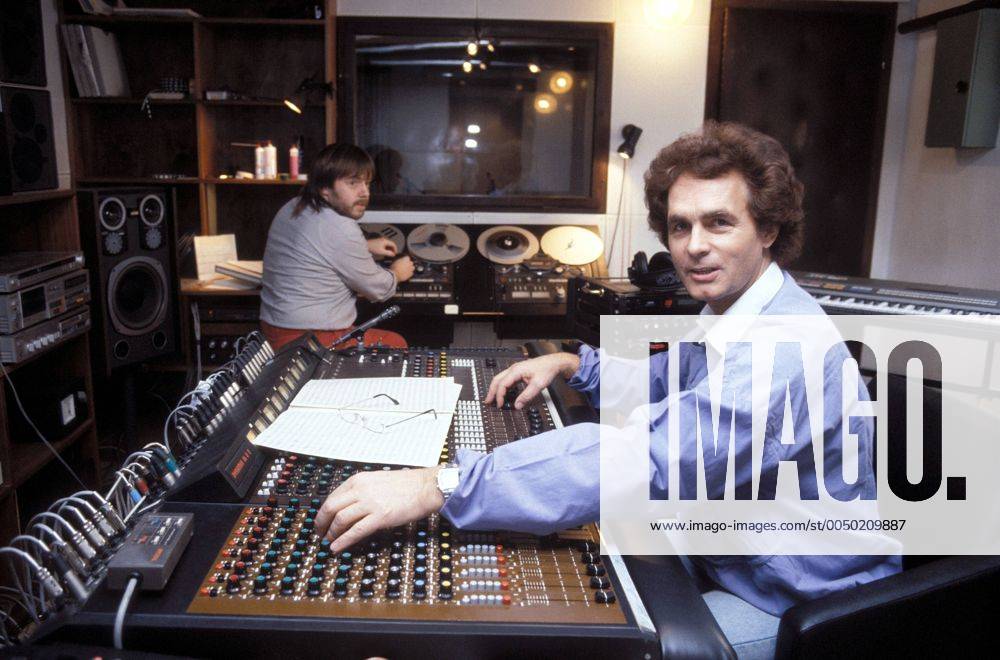 Sänger Michael Hansen (re., GER) in seinem Tonstudio