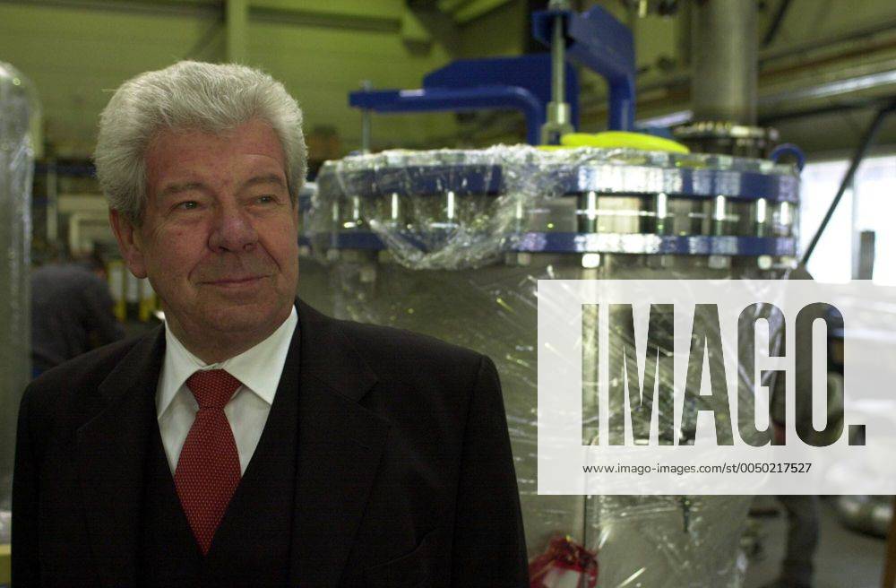 Hugo Rossmann (GER Geschäftsführender Gesellschafter der Hugo Rossmann Apparatebau GmbH) in der Produktionshalle seines Unternehmens