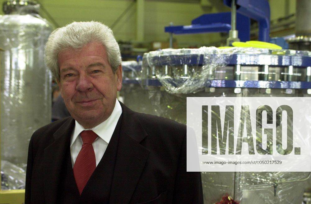 Hugo Rossmann (GER Geschäftsführender Gesellschafter der Hugo Rossmann Apparatebau GmbH) in der Produktionshalle seines Unternehmens