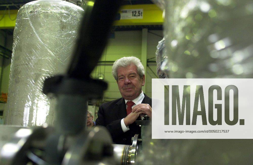 Hugo Rossmann (GER Geschäftsführender Gesellschafter der Hugo Rossmann Apparatebau GmbH) in der Produktionshalle seines Unternehmens