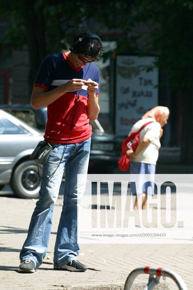 Junger Man hört Walkman in Odessa