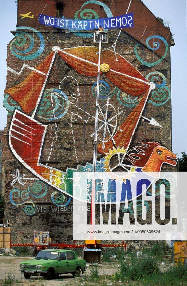 Wo ist Käptn Nemo? - Bemalte Hauswand am Tacheles in Berlin