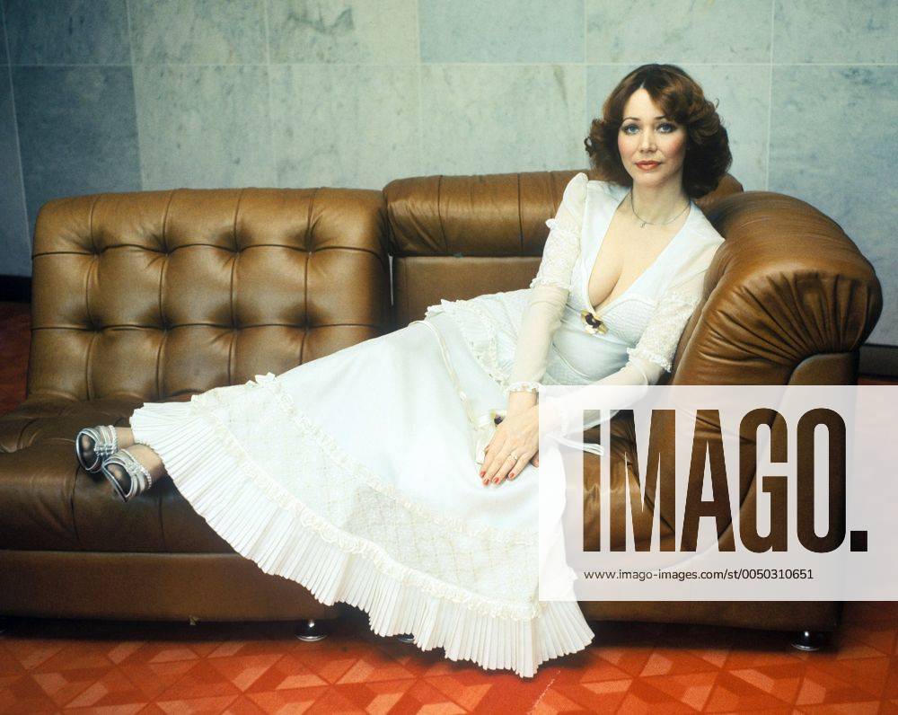 Sängerin Regina Thoss (GDR) im weißen Kleid auf der Couch
