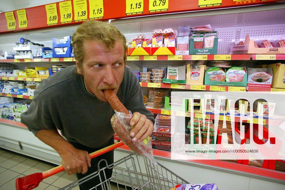 MUNDRAUB! Junge Mann macht es sich einfach und geht einfach in den Supermarkt um sich satt zu essen