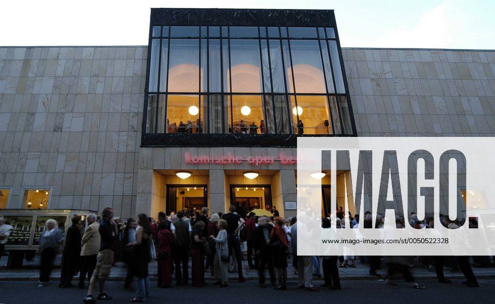 Besucherandrang vor der Komischen Oper im abendlichen Berlin