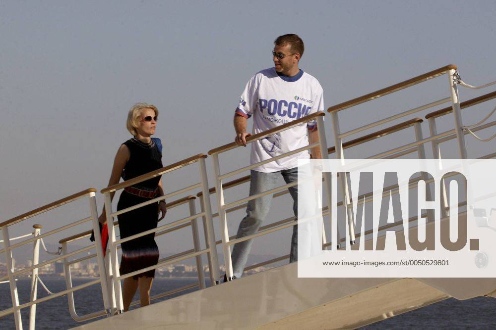 Roman Abramowitsch (RUS Sibneft) und Ehefrau Irina verlassen ihre Yacht im Hafen von Lissabon