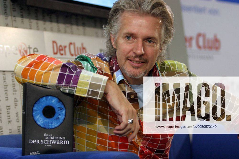Schriftsteller Frank Schätzing (GER) mit seinem Roman - Der Schwarm - auf der Frankfurter Buchmesse 2004
