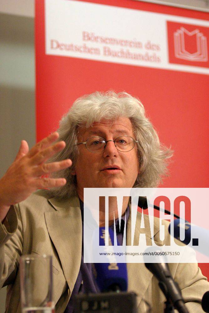Schriftsteller Peter Esterhazy (HUN) versucht zu überzeugen anlässlich eines Pressetermins im Rahmen der Frankfurter Buchmesse 2004