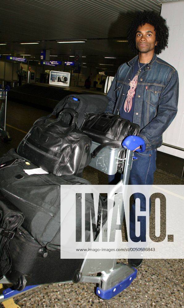 Sänger Fabrice Morvan (FRA) mit Rollwagen voller Gepäck auf dem Flughafen in Frankfurt am Main - Rückkehr aus dem Dschungel und Ende der RTL Fernsehshow ICH BIN EIN STAR!...DAS GROSSE WIEDERSEHEN
