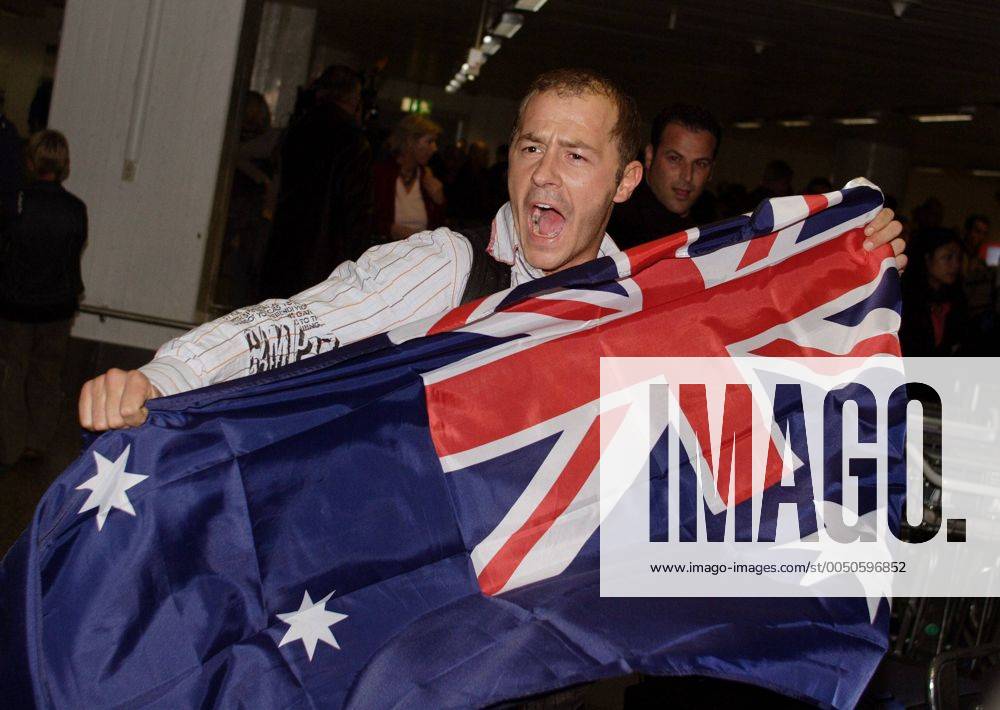 Schauspieler Willi Herren (GER) mit australischer Flagge auf dem Flughafen in Frankfurt am Main - Rückkehr aus dem Dschungel und Ende der RTL Fernsehshow ICH BIN EIN STAR!...DAS GROSSE WIEDERSEHEN