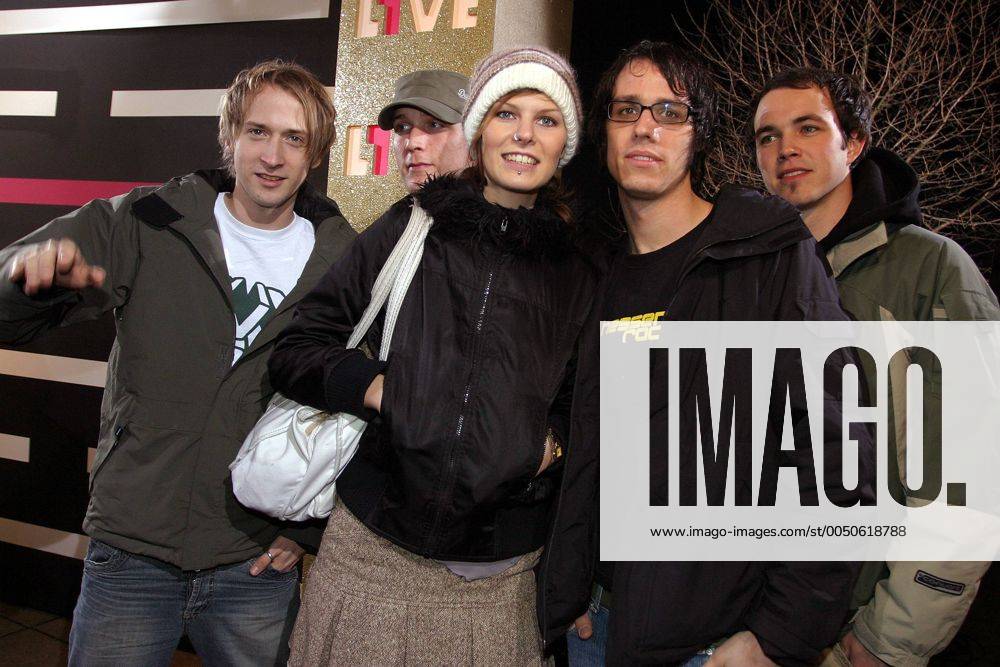 V.l.n.r.: Gitarrist Simon Triebel, Gitarrist Jonas Pfetzing, Sängerin Eva Briegel, Schlagzeuger Marcel Römer und Bassist Andreas Herde (alle GER Juli) anlässlich der Preisverleihung EinsLive Krone 2004 des Radiosenders EinsLive in Oberhausen
