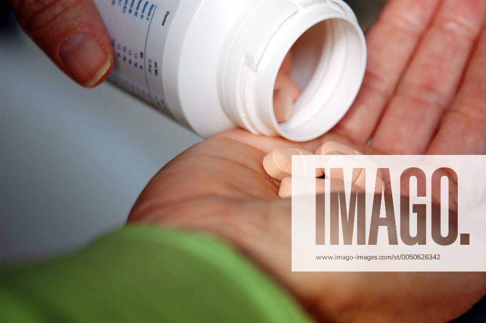 Tabletten aus der Dose auf der Handfläche