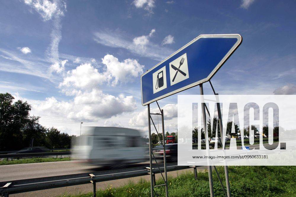 Rast-und Tankstelle - Hinweisschild an einer Autobahn mit vorbeifahrendem PKW