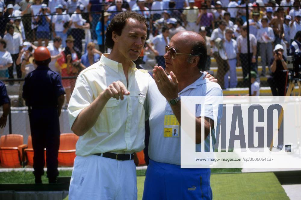 Teamchef Franz Beckenbauer (BR Deutschland, li.) und Nationaltrainer Omar Borras (Uruguay) Fußball Länderspiel Herren WM 1986, Nationalteam, BRD, Uruguay - BR Deutschland 1:1 Gruppe Queretaro