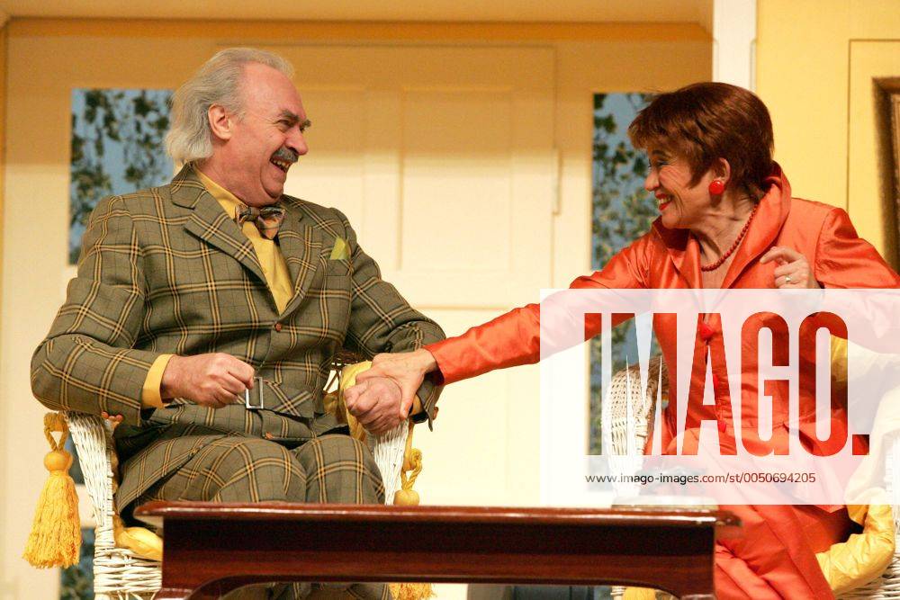 Schauspieler Achim Wolff (GER Stanford P. Sutton) und Schauspielerin Tatja Seibt (GER Evelyn Sutton) während einer Voraufführung der Komödie 37 ANSICHTSKARTEN an der Komödie am Kurfürstendamm in Berlin