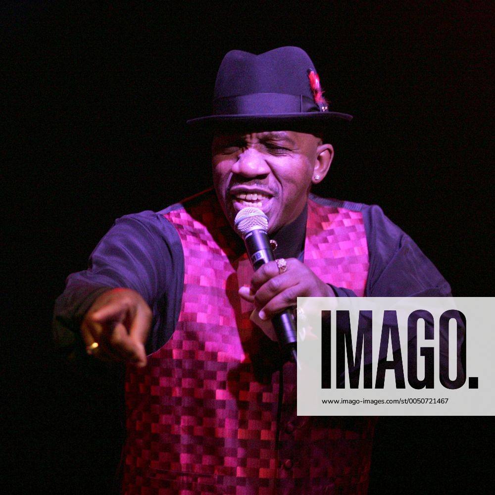 Sänger John Lee Hooker Jr. (USA) zeigt in das Publikum während eines Konzertes im Kulturzentrum Mainz