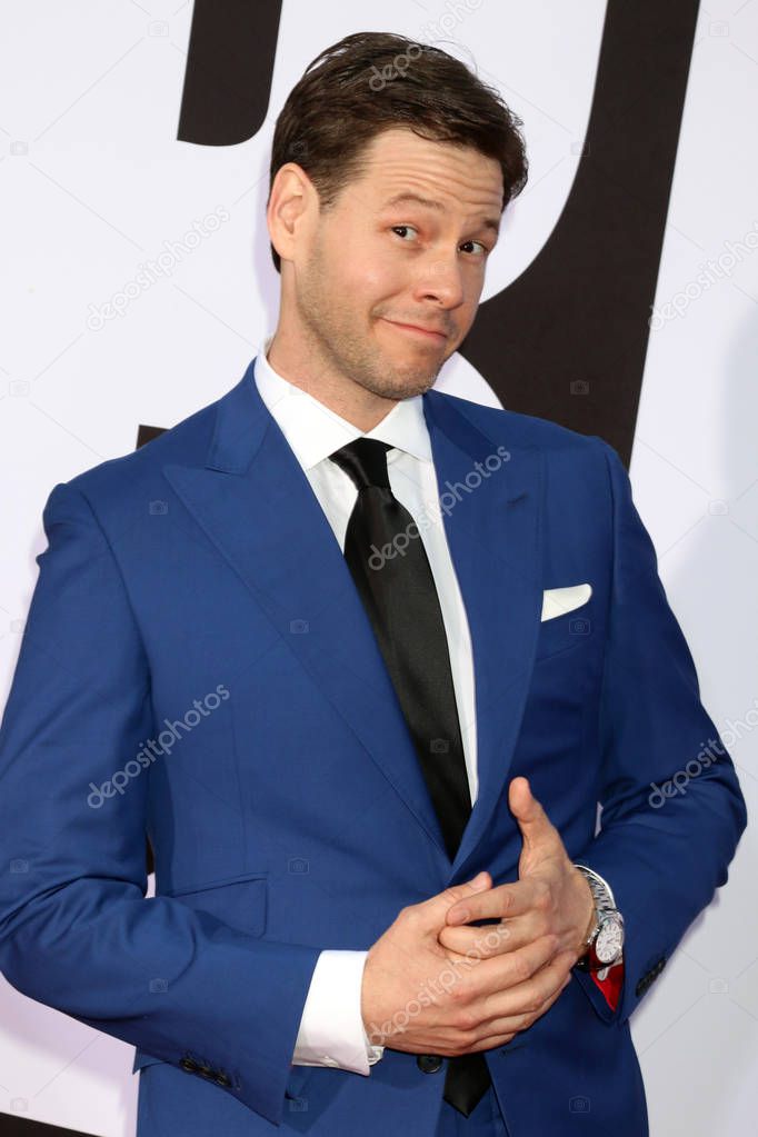 LOS ANGELES - APR 3: Ike Barinholtz at the "Blockers" Premiere at Village Theater on April 3, 2018 in Westwood, CA