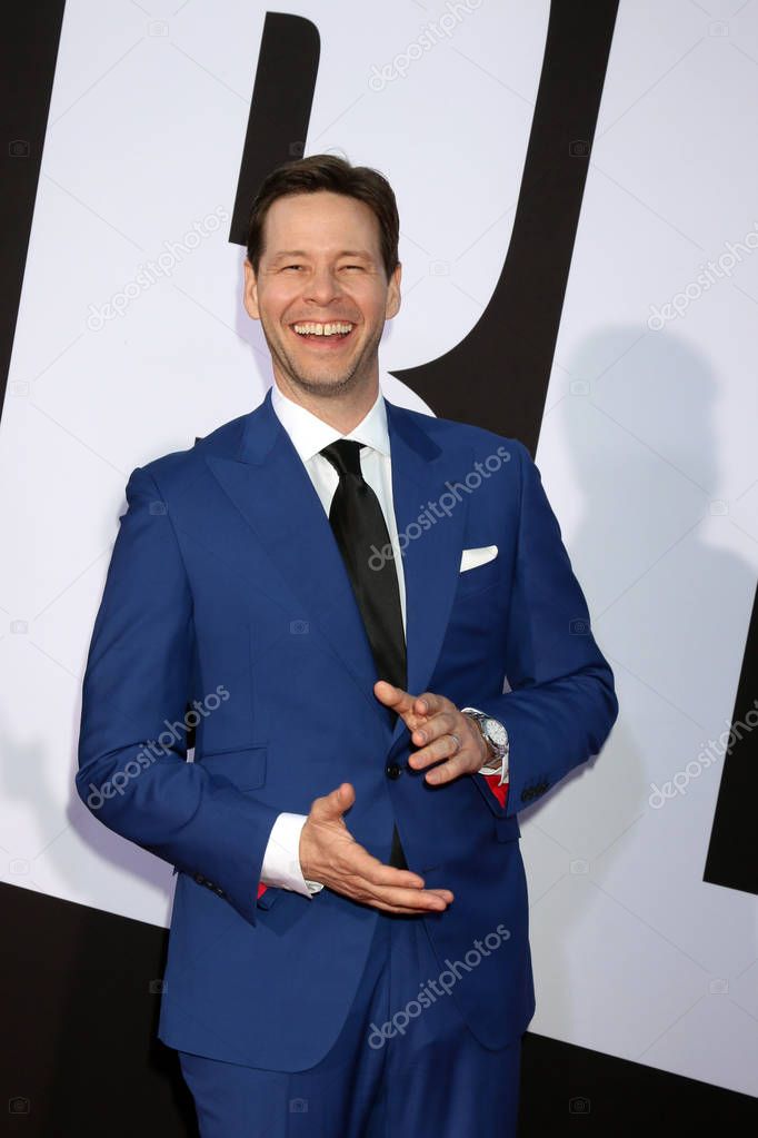 LOS ANGELES - APR 3: Ike Barinholtz at the "Blockers" Premiere at Village Theater on April 3, 2018 in Westwood, CA